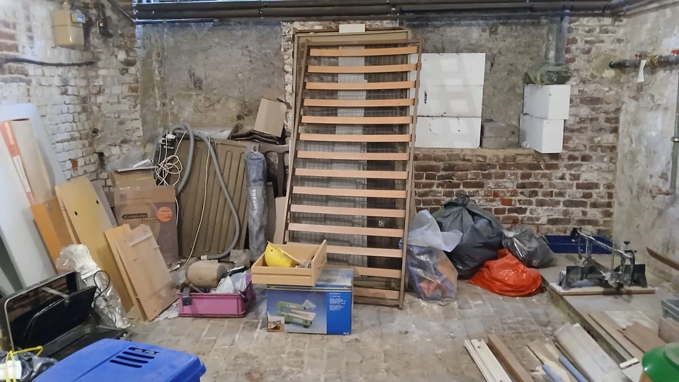 Cave contenant meubles, sommiers et cartons